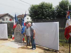 Paul Clavel fils de Petit Louis et Thierry Sayettat petit fils de Petit Louis s'apprêtent à dévoiler le Mur de Mémoire